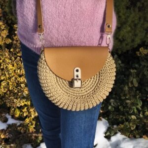 Zdjęcie przedstawia torebkę Oreo Biscuit w kolorze słomkowym, z dodatkami skórzanymi w kolorze biszkoptowym w codziennej stylizacji.